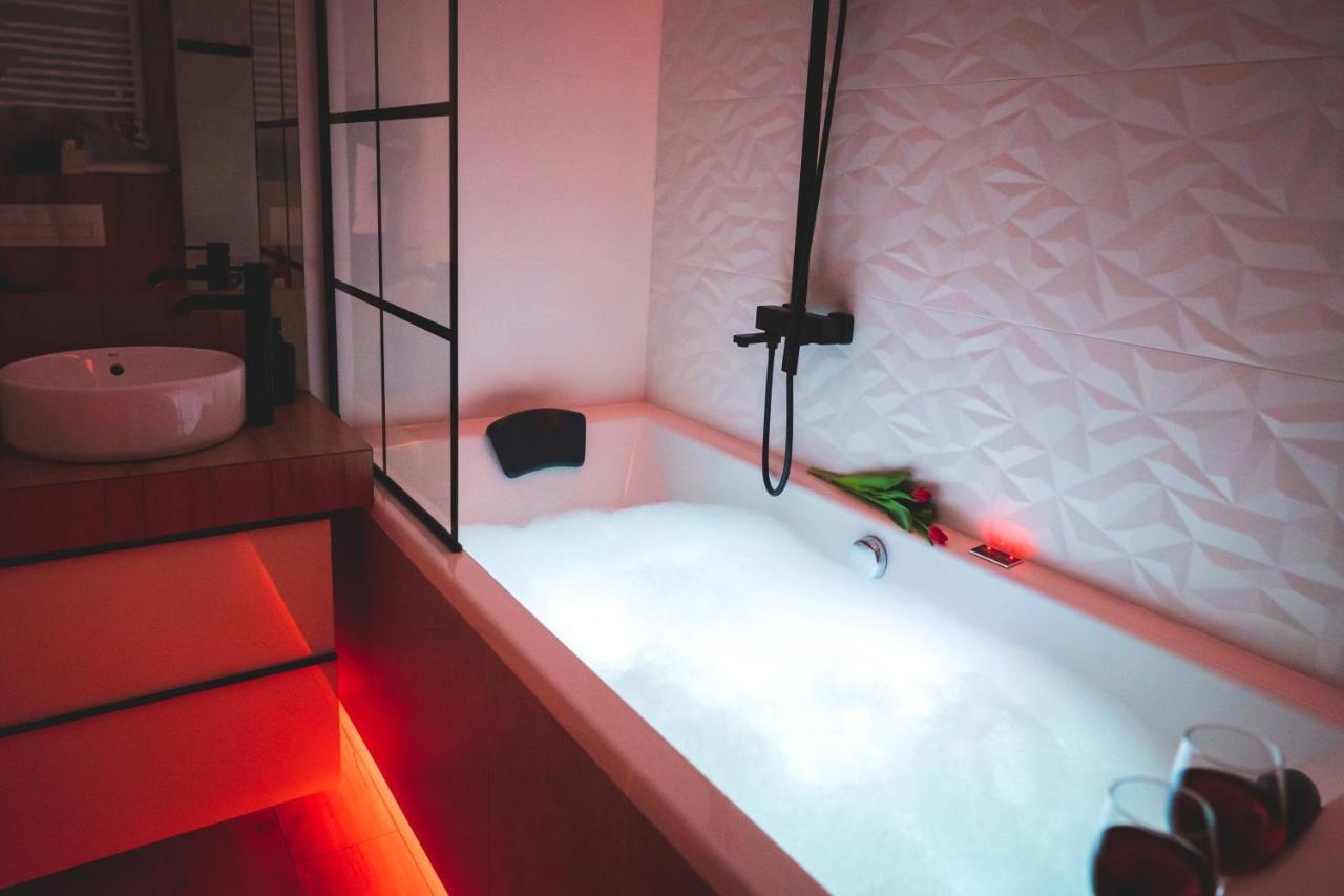 Movie Jacuzzi Apartment At The Main Station By Noclegi Renters Krasków Eksteriør bilde