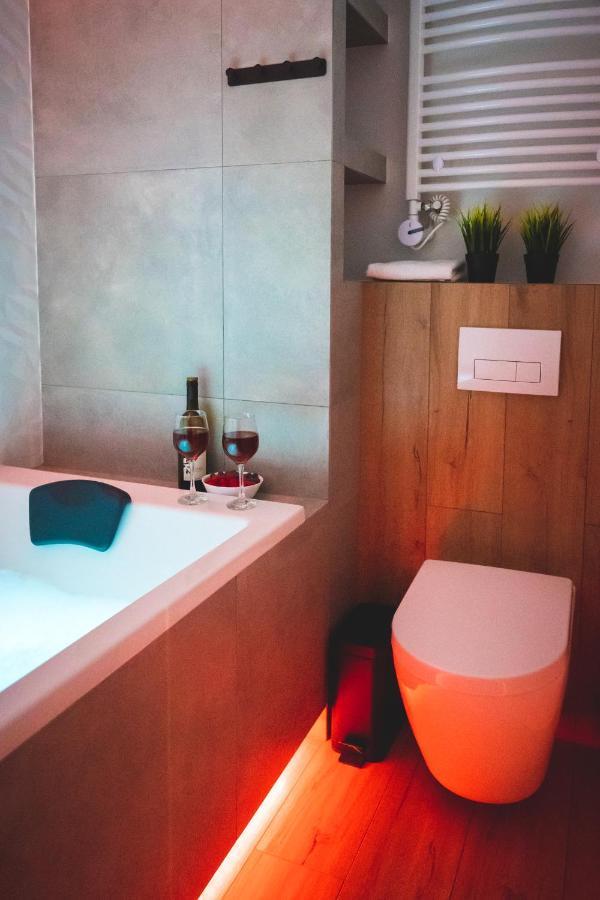 Movie Jacuzzi Apartment At The Main Station By Noclegi Renters Krasków Eksteriør bilde