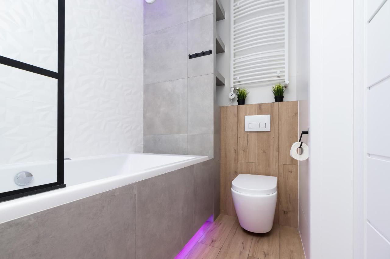 Movie Jacuzzi Apartment At The Main Station By Noclegi Renters Krasków Eksteriør bilde