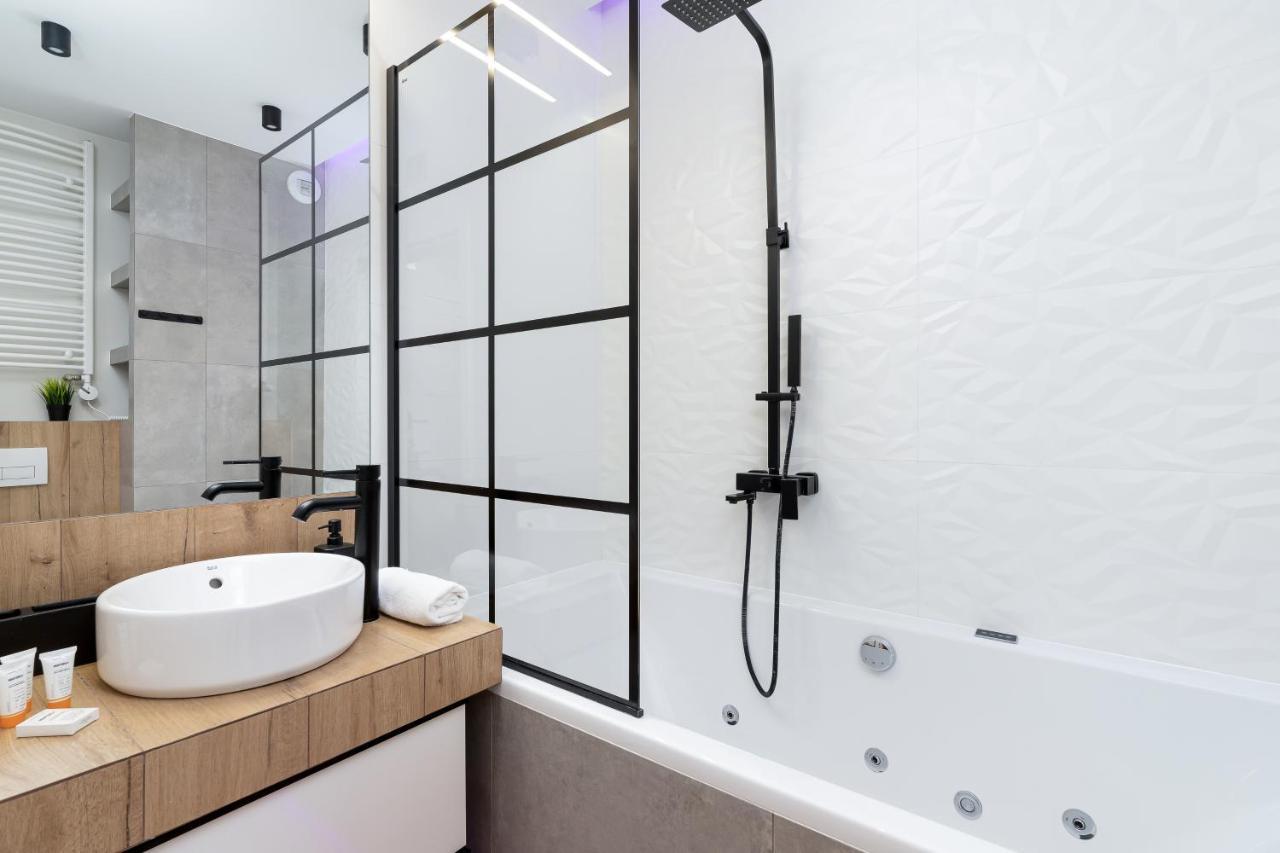 Movie Jacuzzi Apartment At The Main Station By Noclegi Renters Krasków Eksteriør bilde